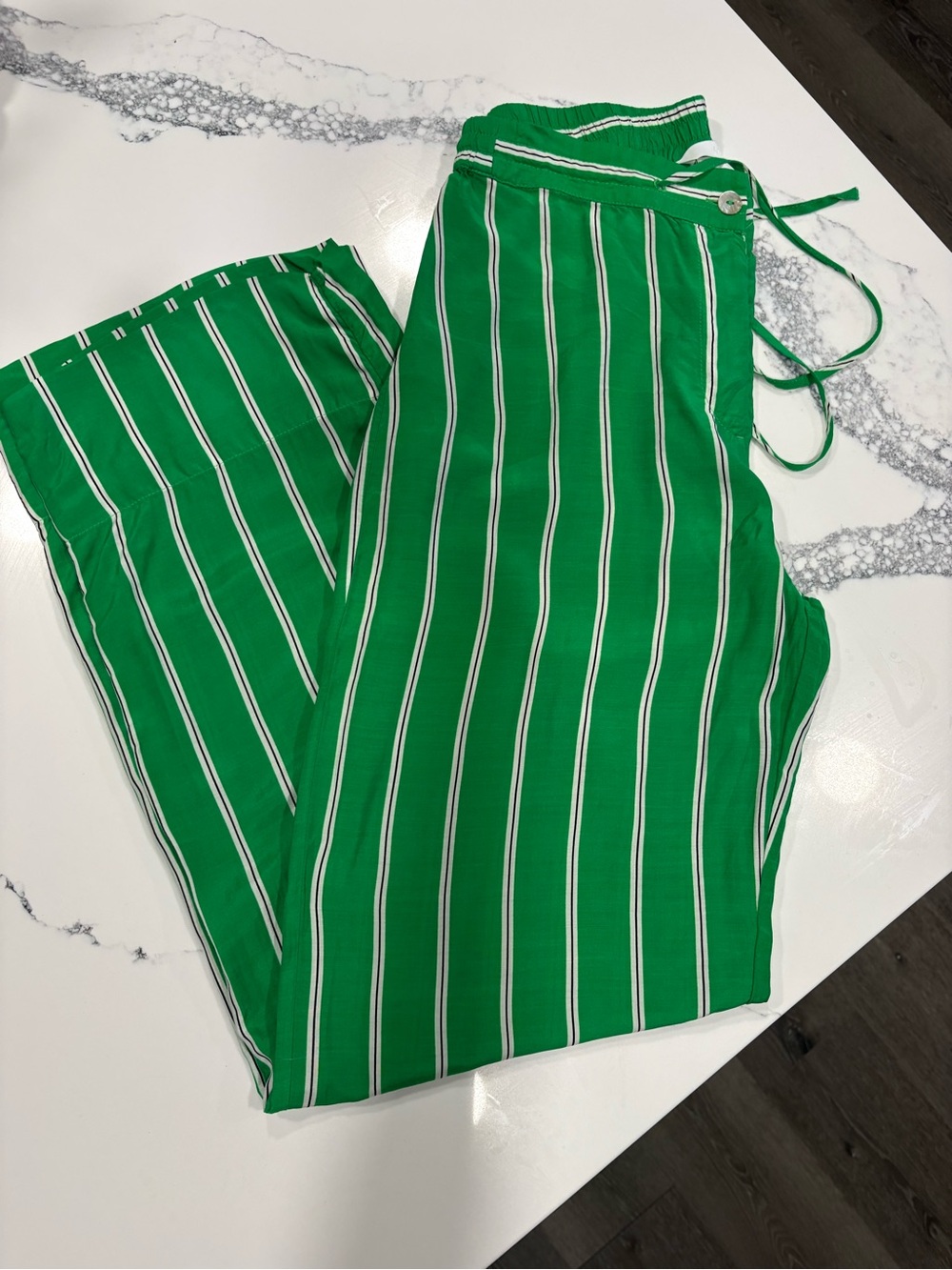 Fun Cute H&M Green Vertical Stripe Drawstring Pants - Picture 5 of 5